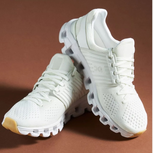 On Running Shoes - On Cloudswift Undyed white
Sneakers women size 6 gently used